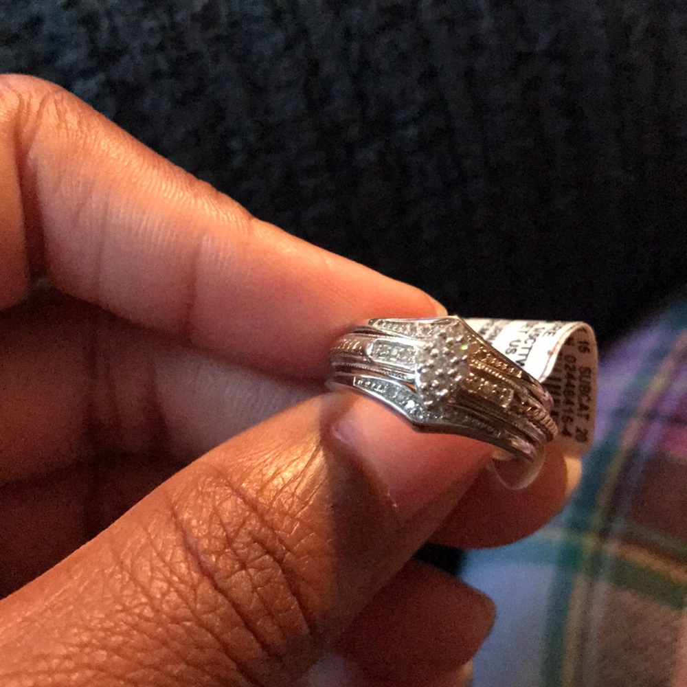 Size 7 diamond ring - Picture 3 of 4